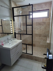 Création de salle de bain avec pose de carrelage et des sanitaires  